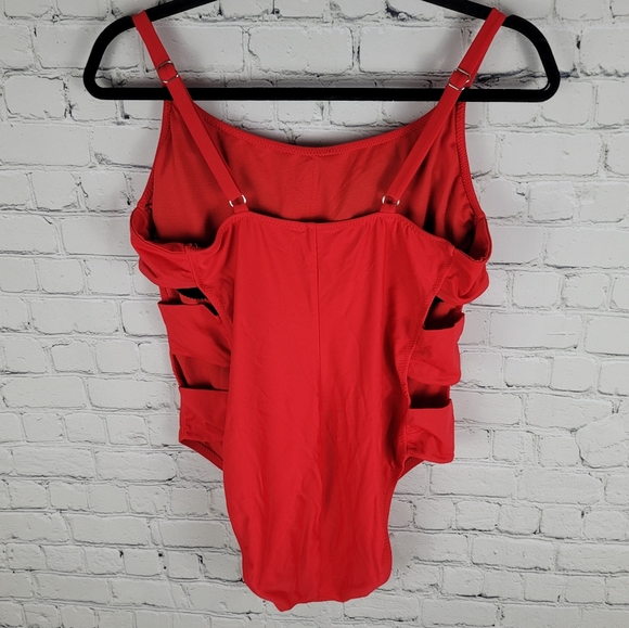 SHADE & SHORE | cutout shelf bra one piece swim bathing suit - Picture 2 of 6